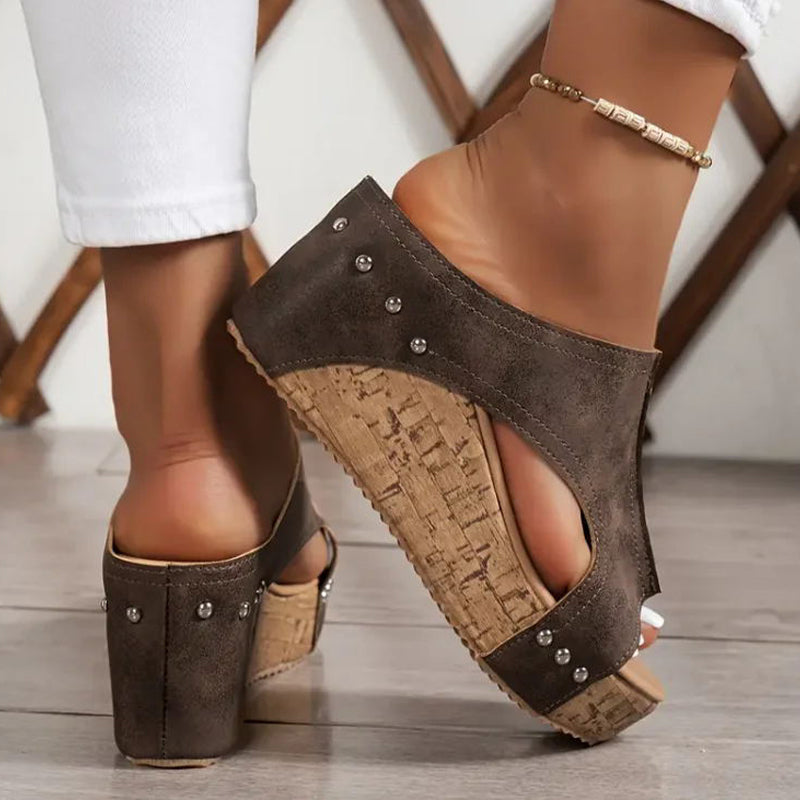 👡✨ Keilsandaletten mit Nietenverzierung für Damen – Trendiges Design, Bequeme Passform & Perfekt Für Den Sommer ☀️