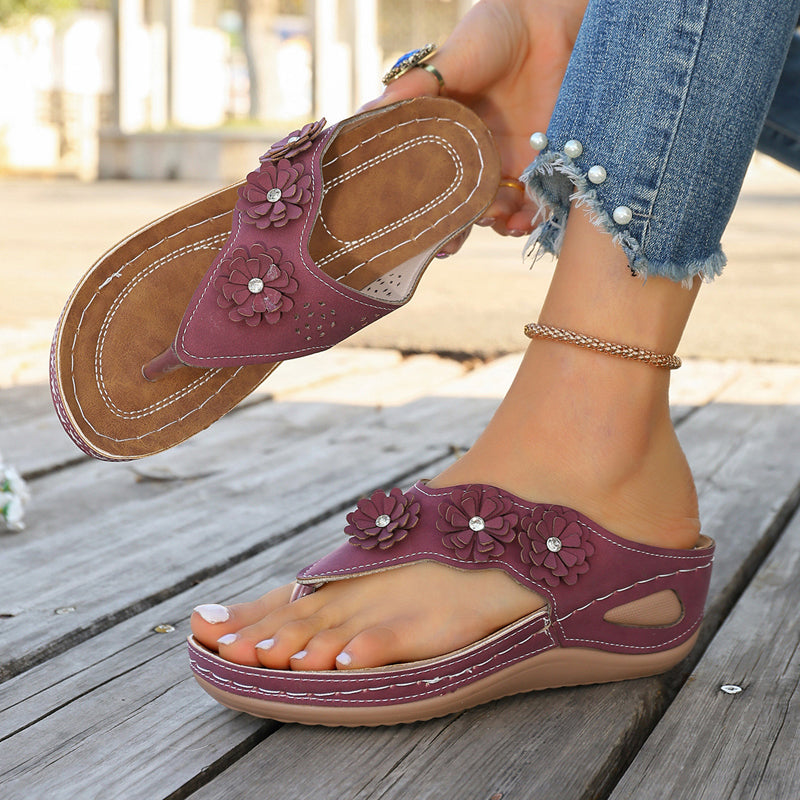 👡 50% RABATT! 🌸 Damen Blumen-Keilabsatz-Sandalen mit Riemchen – Romantisches Design, Bequeme Passform & Perfekt Für Den Sommer ☀️